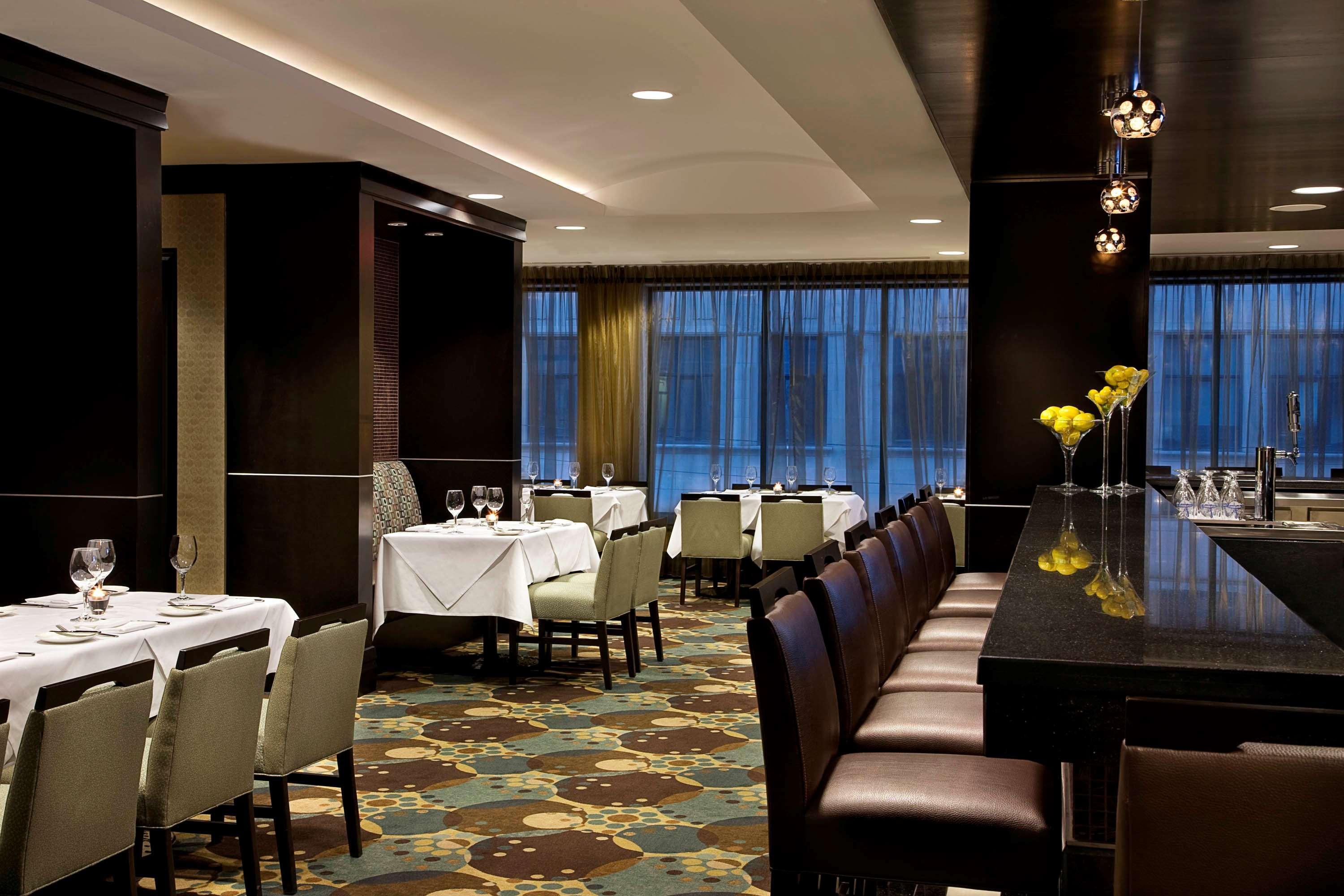 Revery Toronto Downtown, Curio Collection By Hilton Restaurang bild