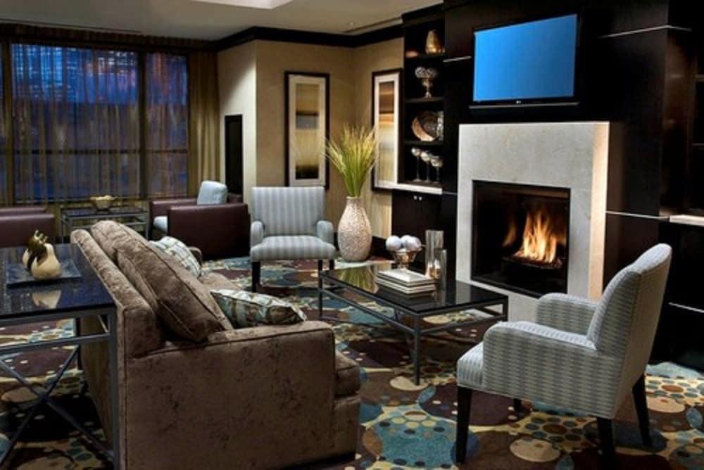 Revery Toronto Downtown, Curio Collection By Hilton Rum bild