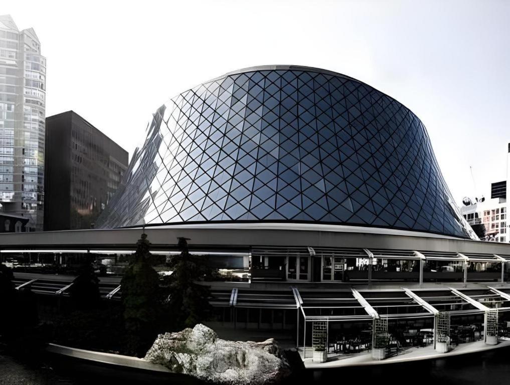 Revery Toronto Downtown, Curio Collection By Hilton Exteriör bild